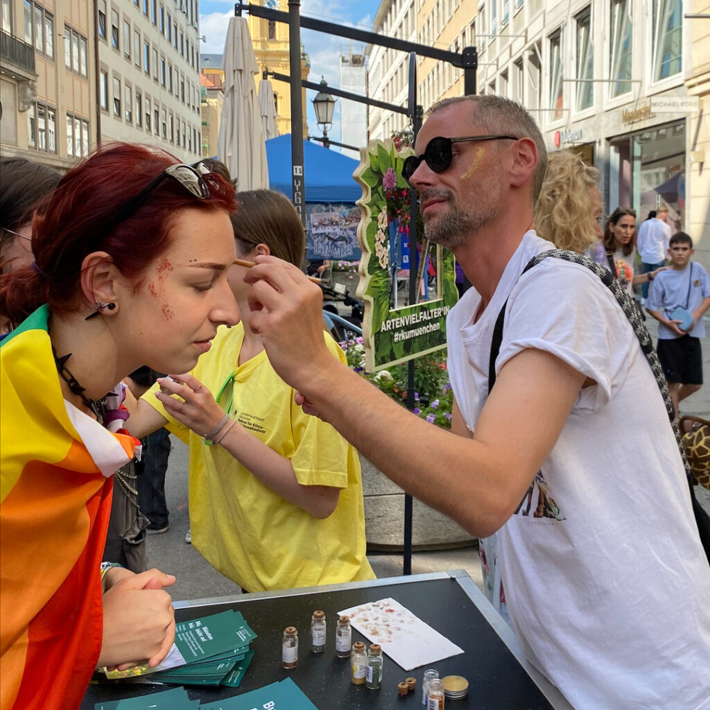 Re:think München beim CSD 2024 Schminken