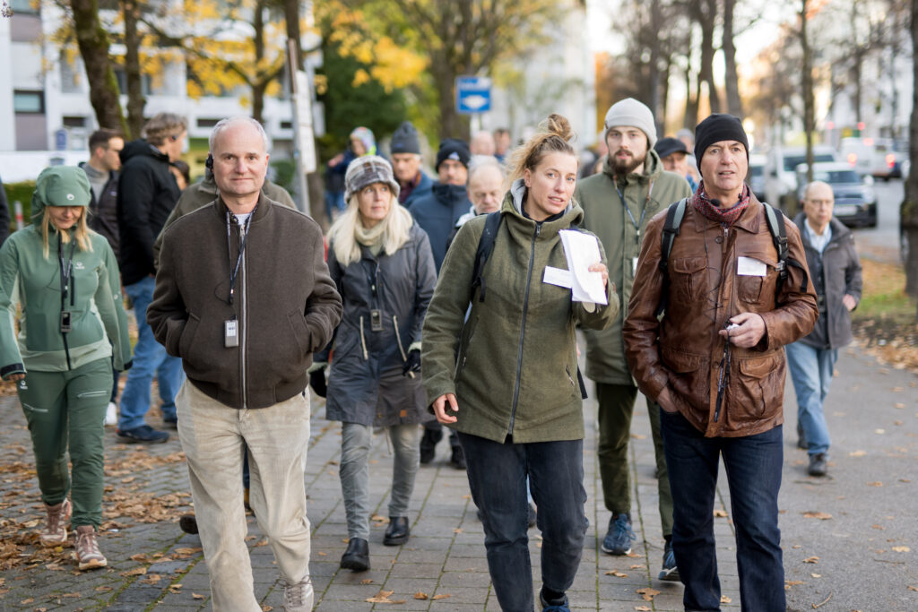 Re:think München
Referat für Klima- und Umweltschutz der LHM
Quartiersspaziergang mit Interessierten im Quartier Olympiapark Ost mit vier verschiedenen Stationen
am 24.10.2025
Foto: Tobias Hase